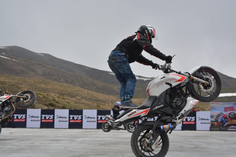 ବାଇକ୍‌ରେ ବିକଟାଳ ଶବ୍ଦ କରି ଦେଖାଉଥିଲେ ହିରୋଗିରି, ୨ ଯୁବକଙ୍କୁ ଥାନାରେ ଅଟକ ରଖିଲା ପୋଲିସ