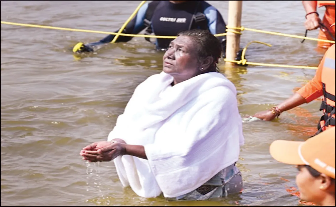 ସଙ୍ଗମରେ ବୁଡ଼ ପକାଇଲେ ରାଷ୍ଟ୍ରପତି